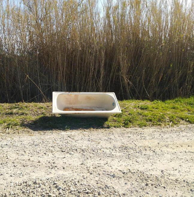 Una vasca da bagno abbandonata sulla strada
