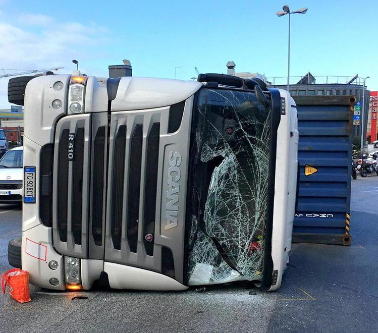 Camion si ribalta sul ponte Genova
