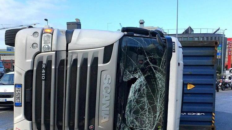 Camion si ribalta sul ponte Genova