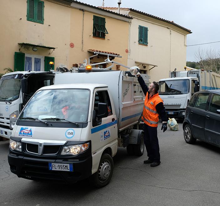 Sacchi fuori dopo mezzogiorno per le zone rurali ci sono i bidoni 