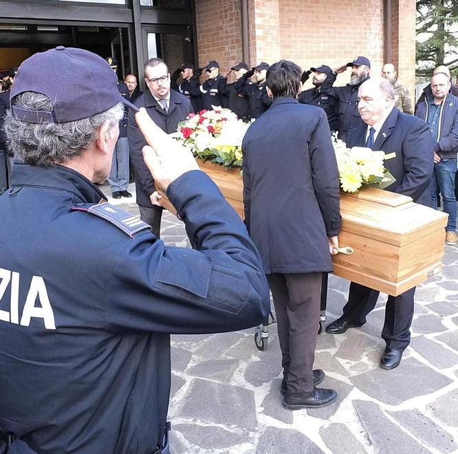 Ultimo saluto al poliziotto morto a 46 anni