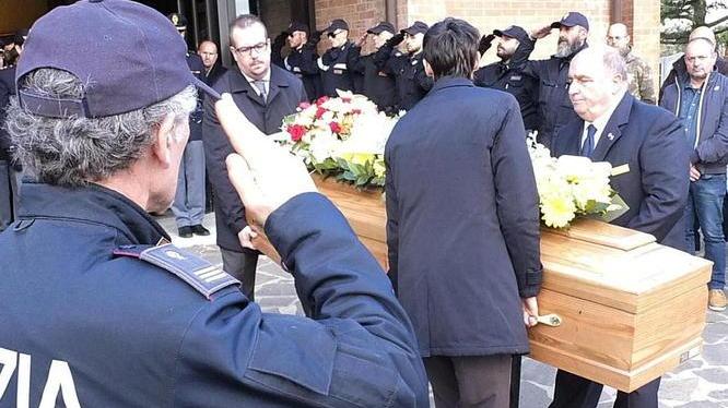Ultimo saluto al poliziotto morto a 46 anni