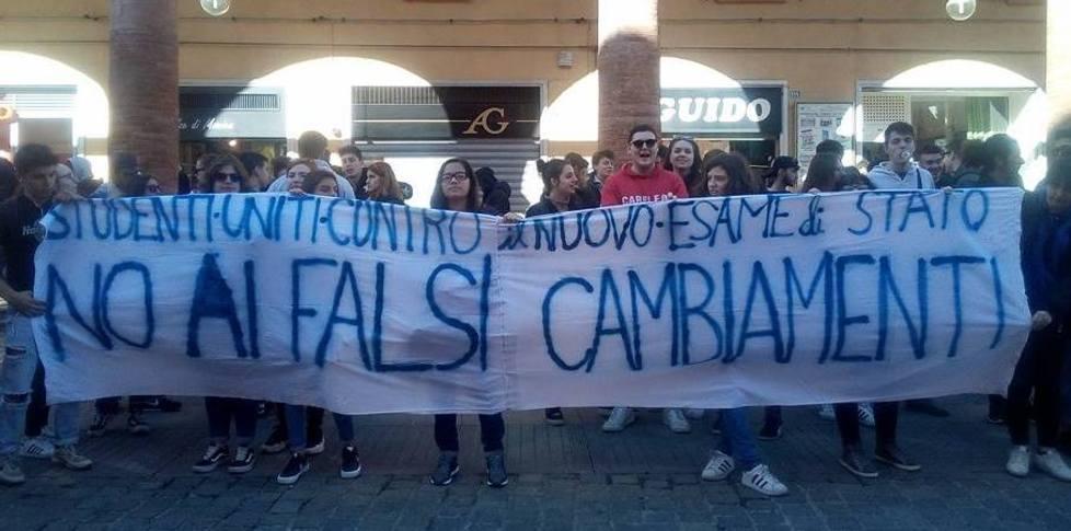 Studenti in piazza per protestare contro la Maturità 