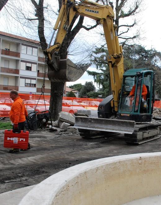 Piazza, lavori in corso Non cambierà il numero di parcheggi per le auto