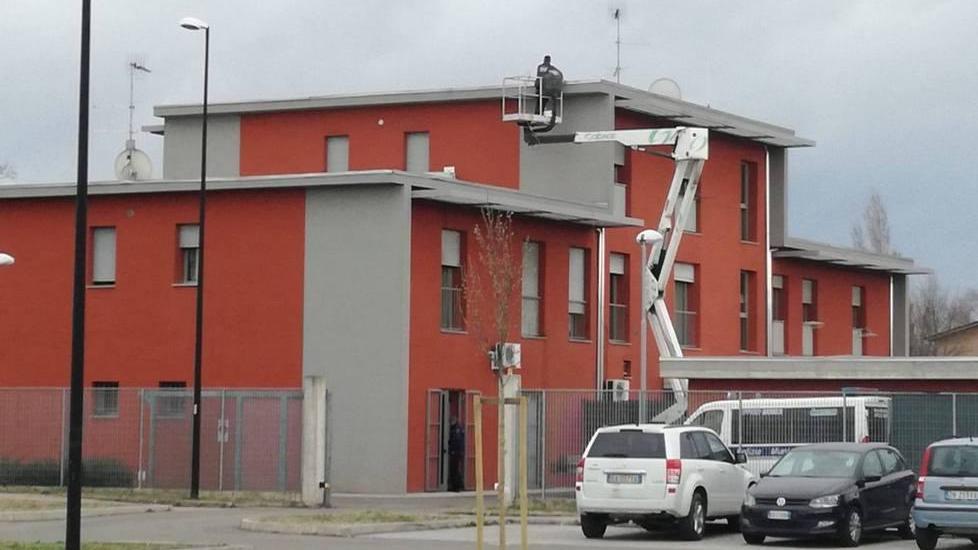 Il vento forte danneggia il tetto della caserma dei carabinieri