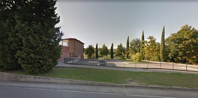 Scattano foto hard sulle tombe ad una donna vestita da suora: denunciati