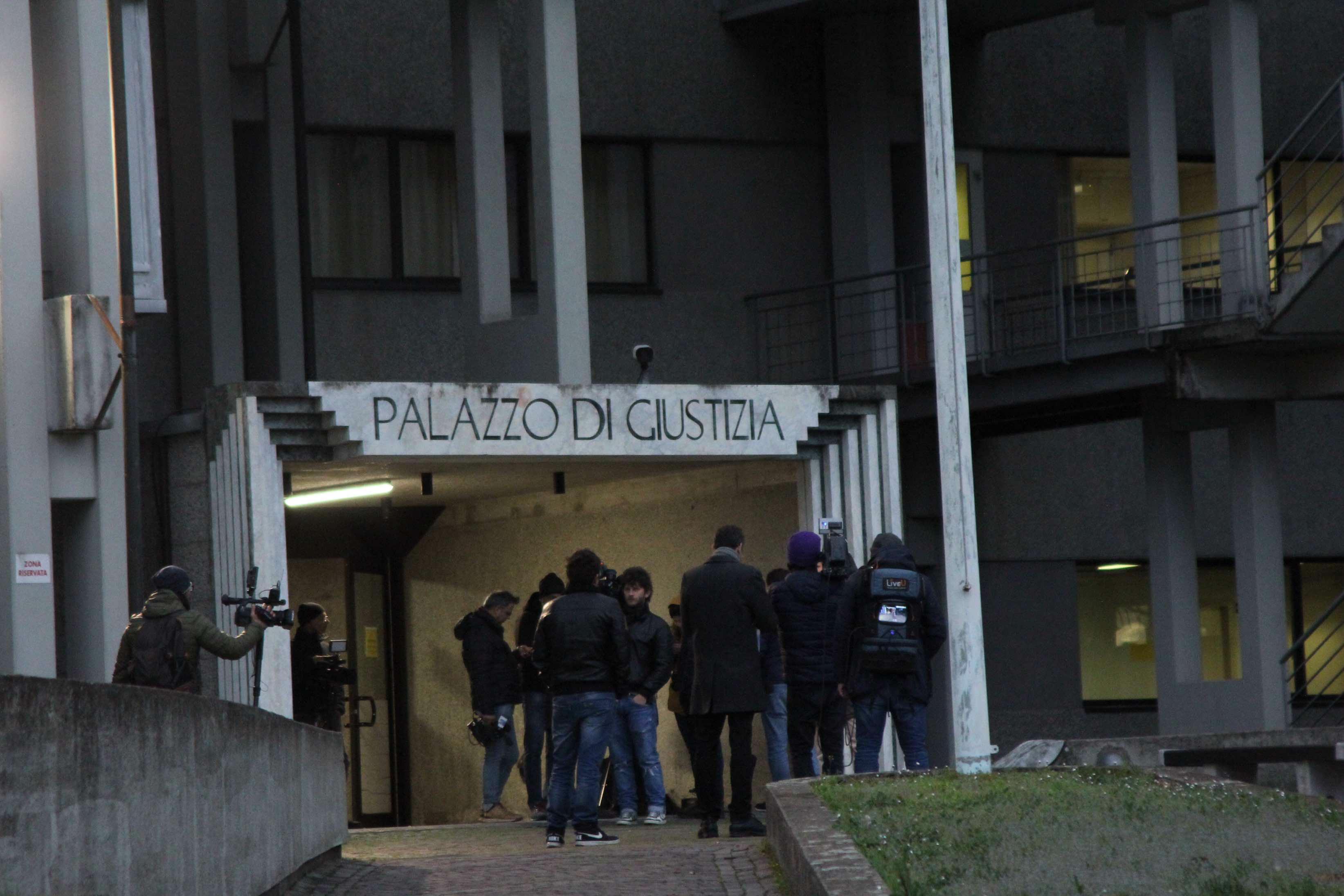 «Mio marito lo sa, puoi dire quello che vuoi»: l’ultimo sms della donna all’amante ragazzino 