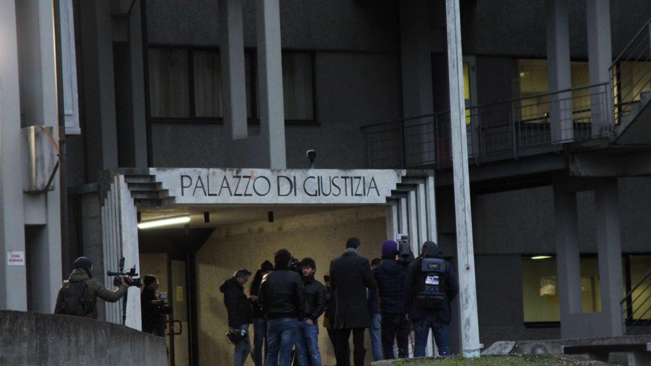 «Mio marito lo sa, puoi dire quello che vuoi»: l’ultimo sms della donna all’amante ragazzino