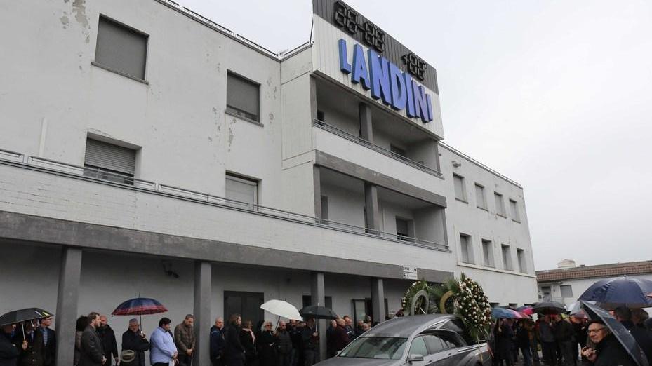 I funerali dell'imprenditore Mirco Landini sono partiti dalla fabbrica a Castelnovo Sotto
