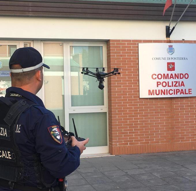 Il drone della polizia locale dell’Unione Valdera (Foto Franco Silvi)