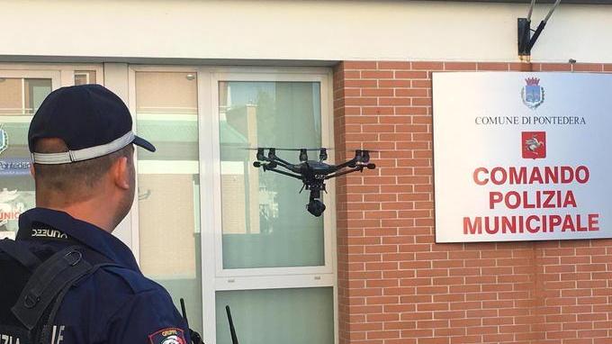 Il drone della polizia locale dell’Unione Valdera (Foto Franco Silvi)