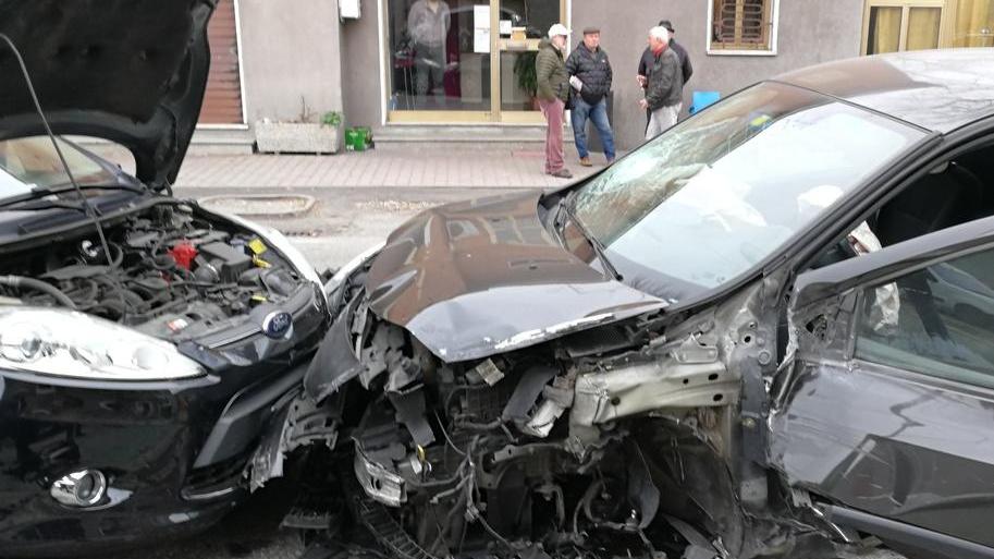 Sassuolo, un ferito dopo schianto tra un Daily e tre auto