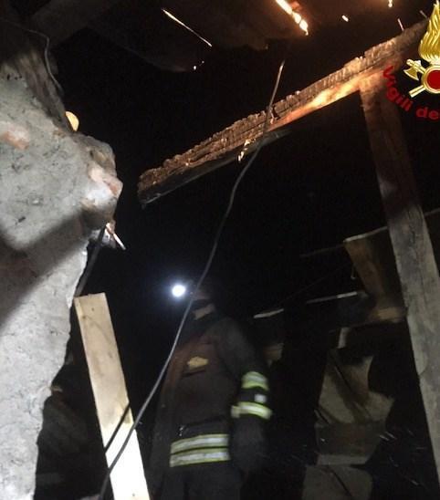 Incendio danneggia una casa
