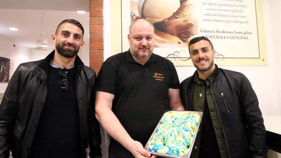 Vaniglia e blu tropical da servire con panna