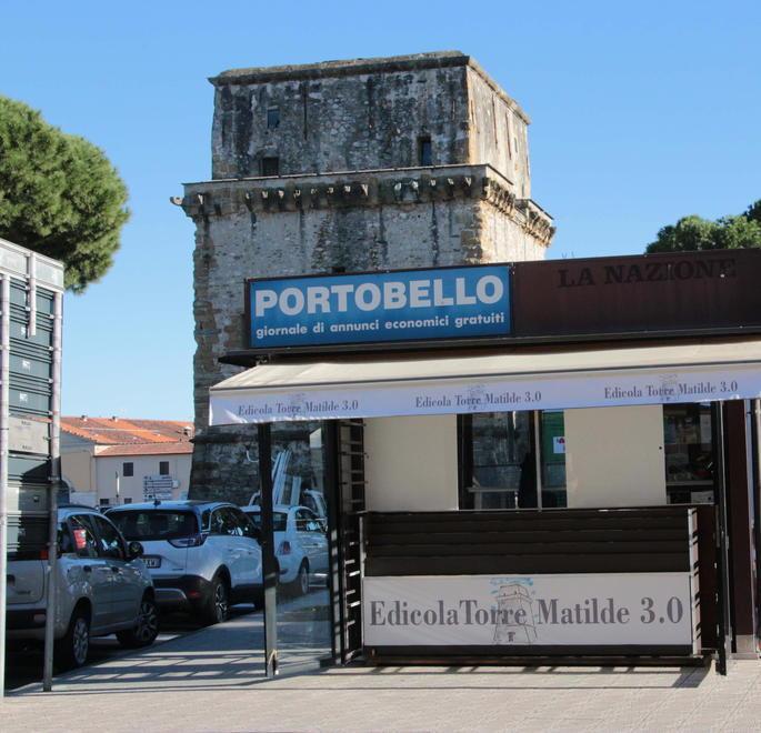 Apre sotto la Torre Matilde l’edicola con le opere d’arte