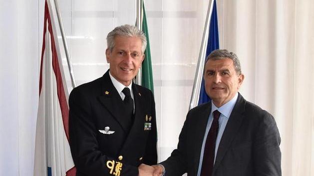 Pietro Verna incontra il comandante del porto Tarzia