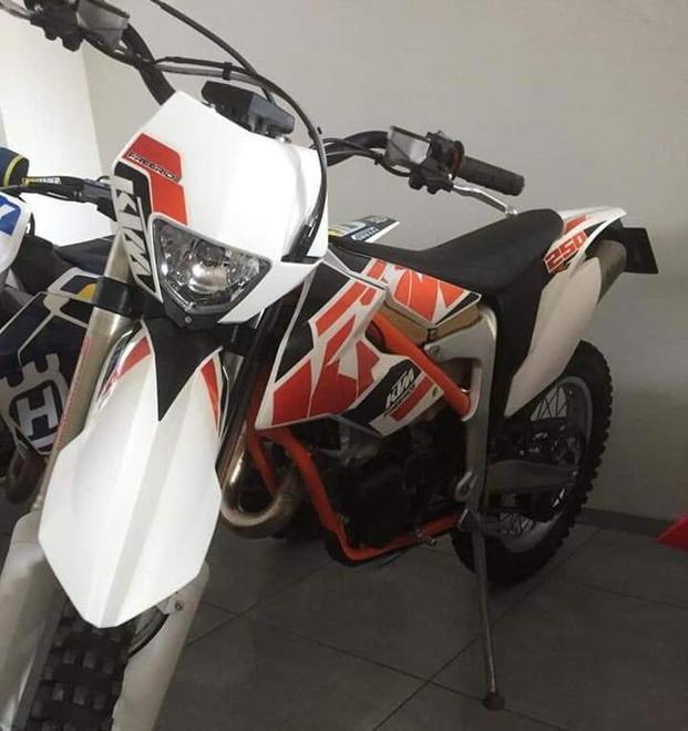 Disattivano l’allarme e rubano due moto dal garage 