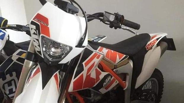 Disattivano l’allarme e rubano due moto dal garage