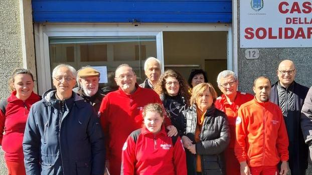 Aiuto agli anziani: al supermercato con i volontari
