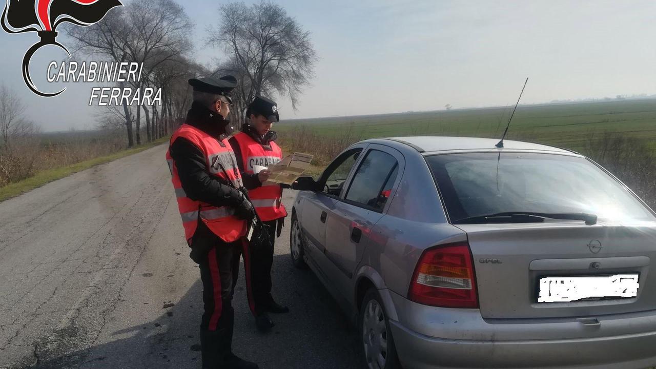 Senza patente, cerca di spacciarsi per il fratello: arrestato