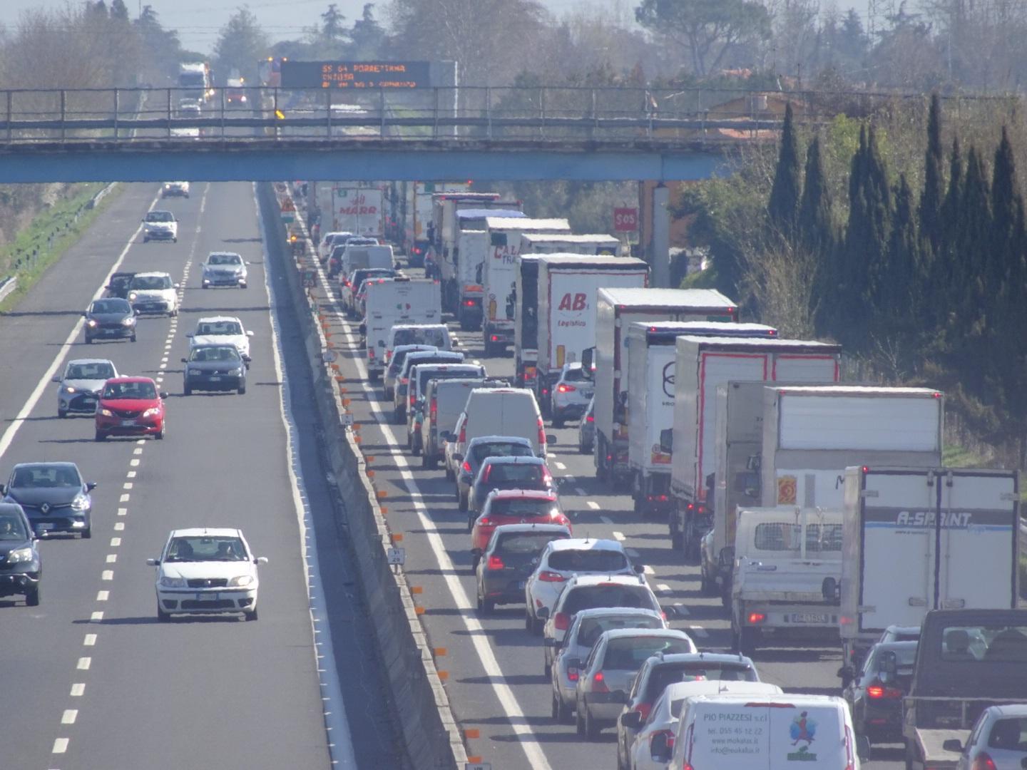 File sulla Firenze mare per un tir contro la barriera new jersey