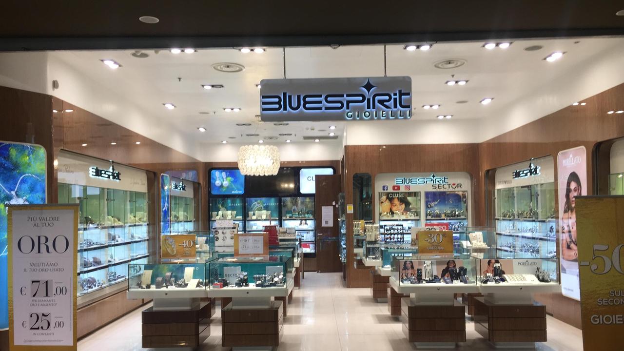Il negozio Bluespirit della galleria commerciale delle Fonti del Corallo