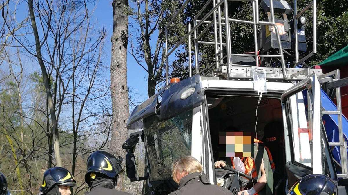 Il camionista soccorso dopo l'incidente