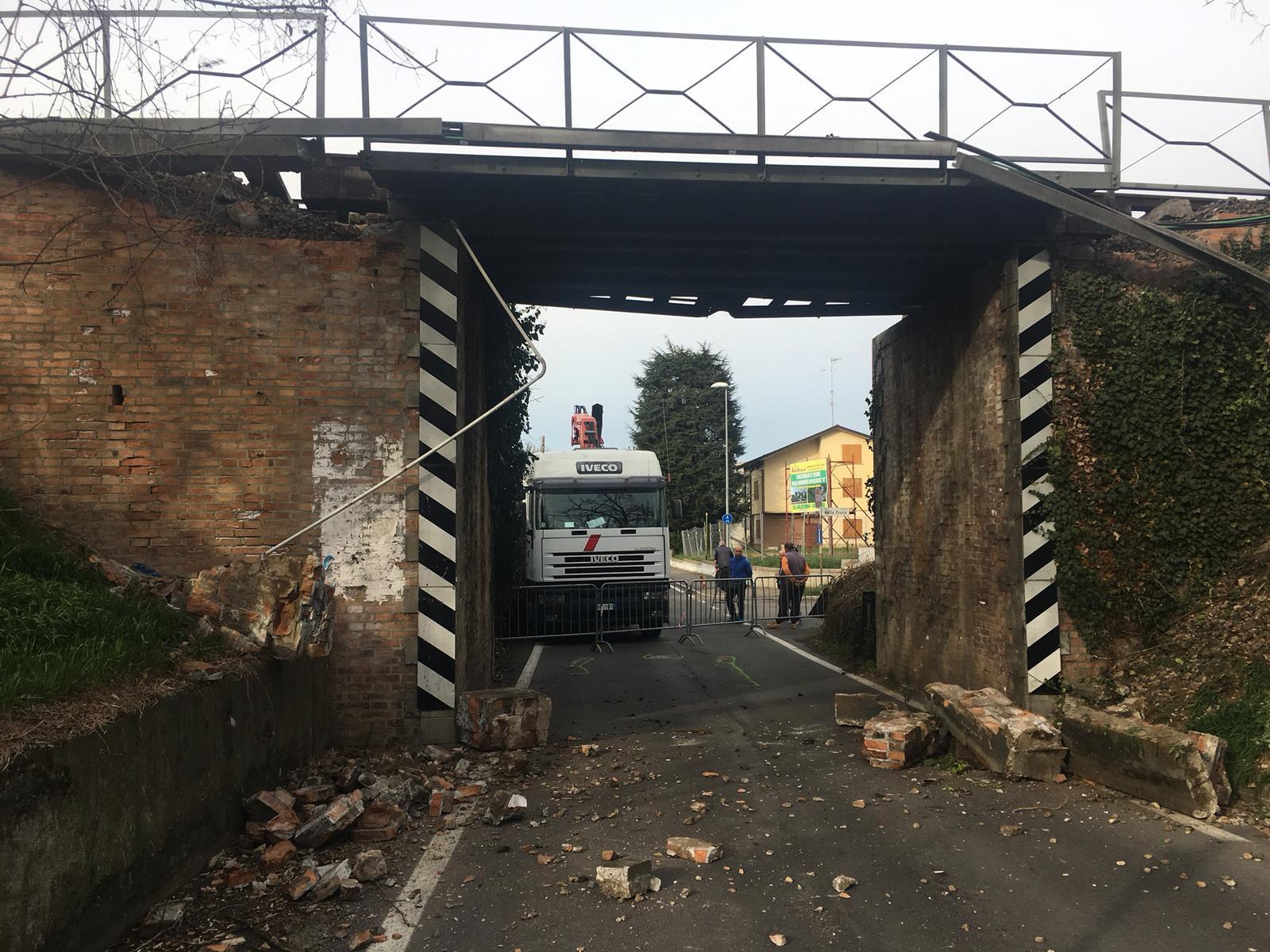 Il camion è troppo alto, danni al ponte della ferrovia. Stop al traffico