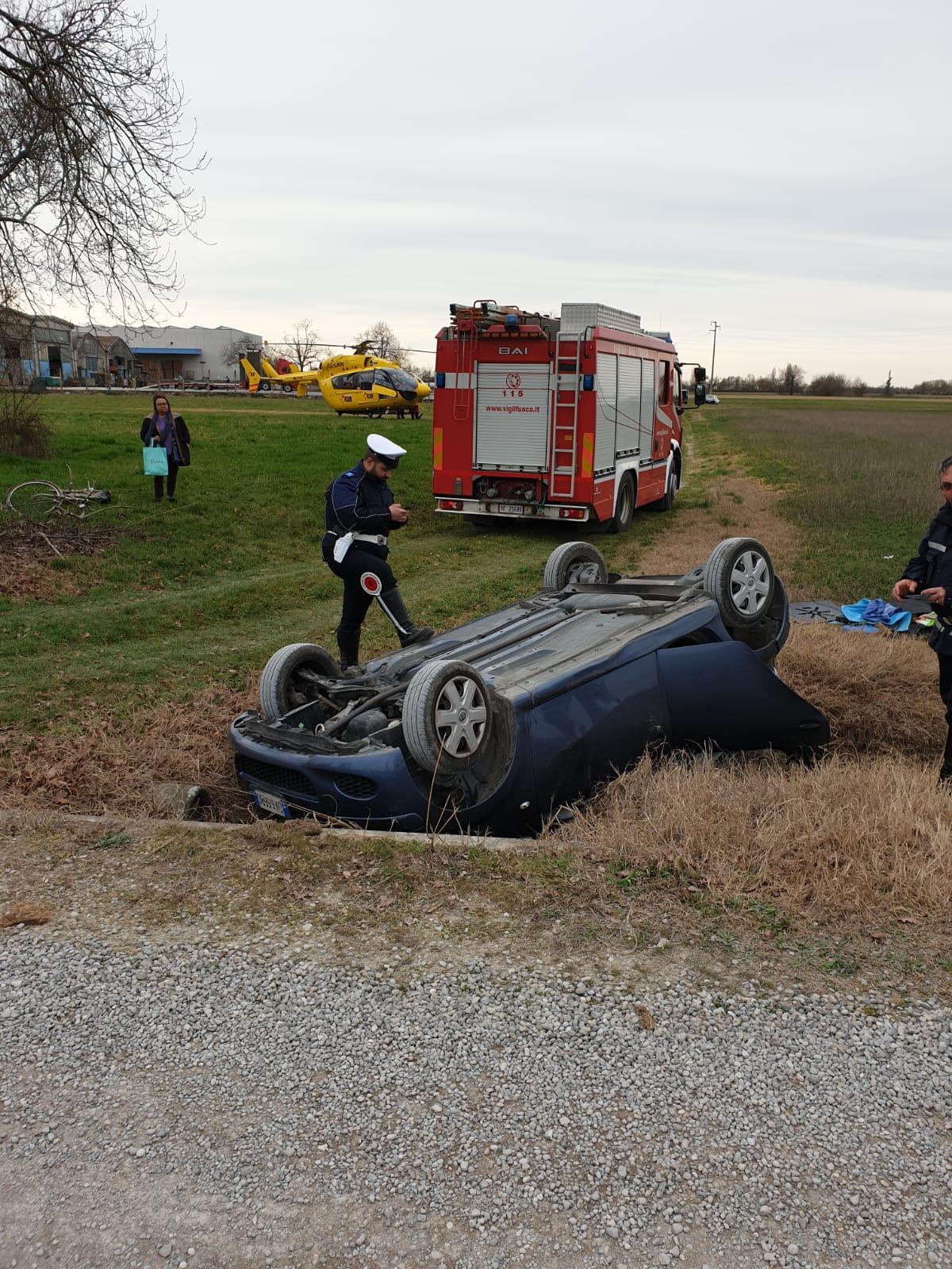 Anziano di 85 anni bloccato nell'auto capovolta in un canale, salvo