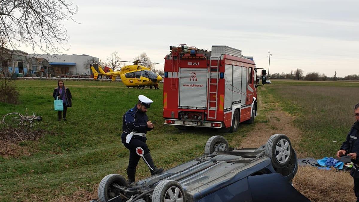 Anziano di 85 anni bloccato nell'auto capovolta in un canale, salvo