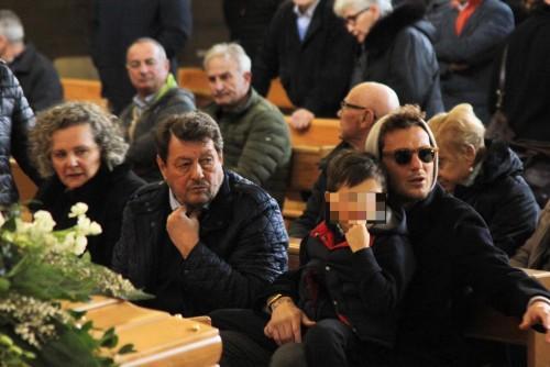 Alessandro Diamanti col figlio al funerale di Rodolfo Becheri (foto Batavia)