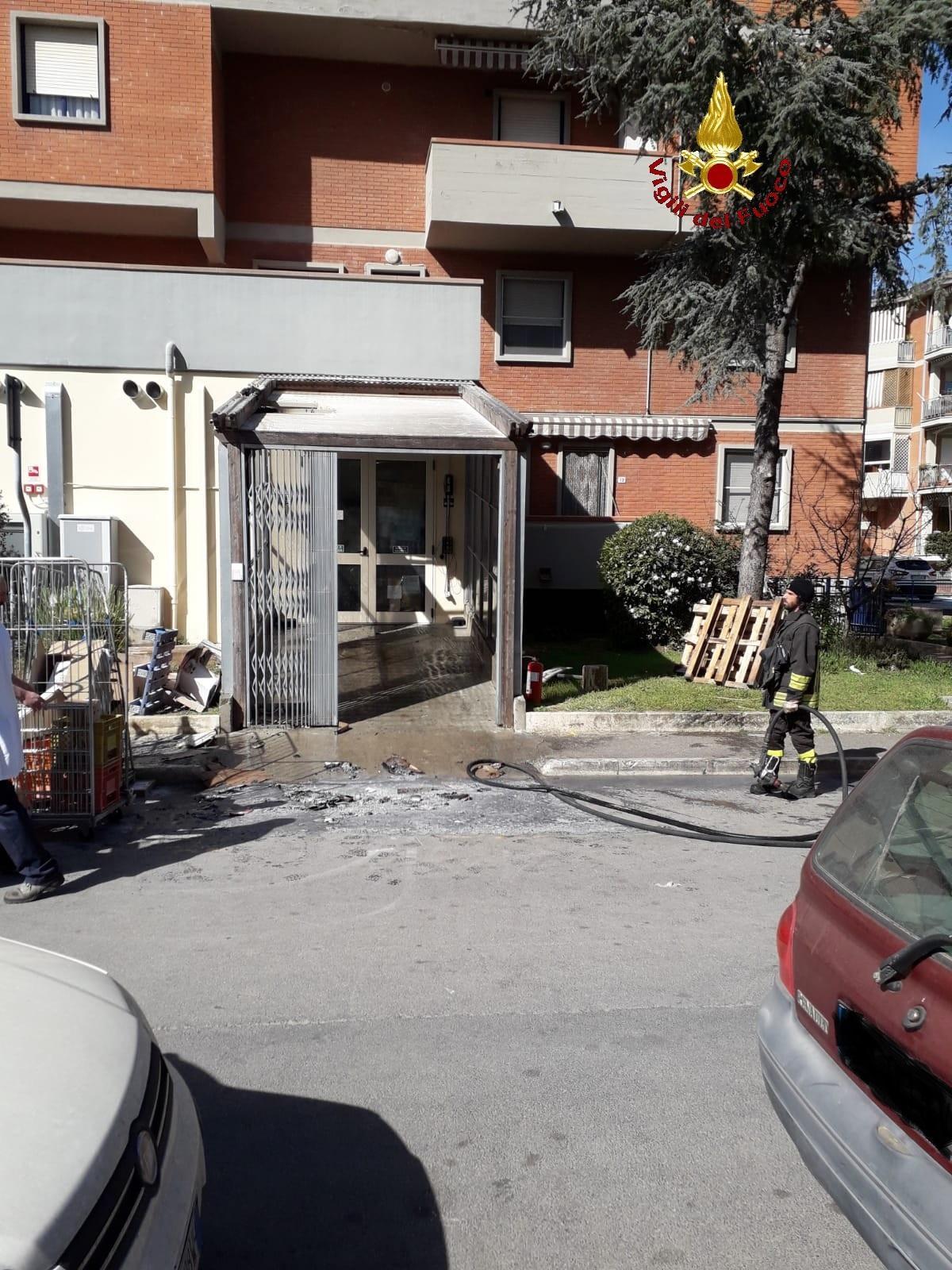 L'incendio fuori dal magazzino (foto del centro documentazione Vvff)