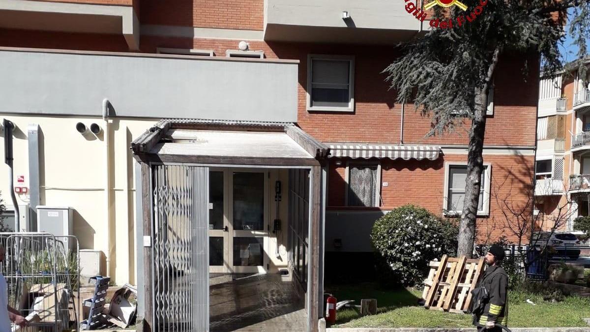 L'incendio fuori dal magazzino (foto del centro documentazione Vvff)