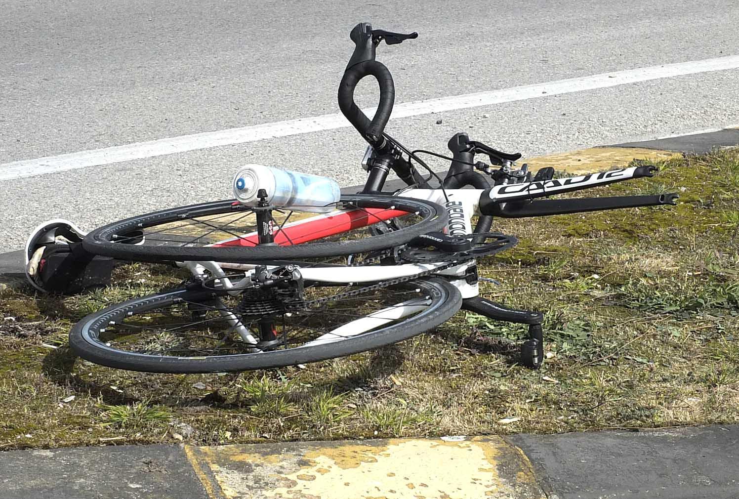 Muore in bici contro un'auto