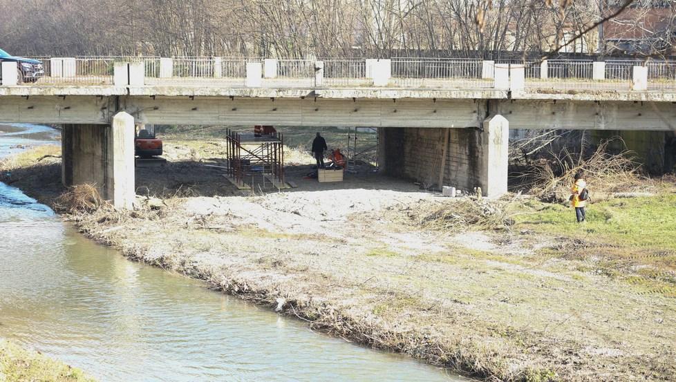 Reggio Emilia, il ponte sul Crostolo è in situazioni «critiche» 