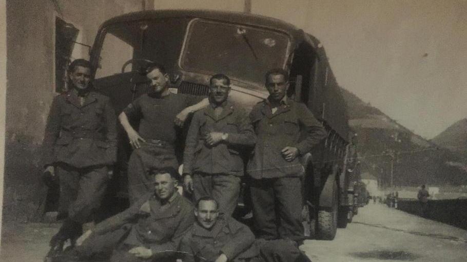 Brunetto Cantini (l’ultimo sdraiato a destra e il terzo a destra) all'epoca della guerra