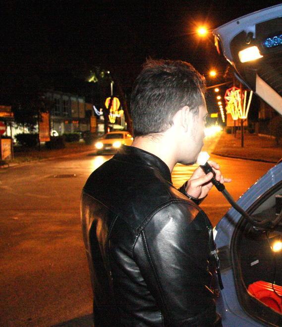 Fermato ubriaco alla guida del furgone L’accusa: «Ha offerto soldi ai poliziotti» 