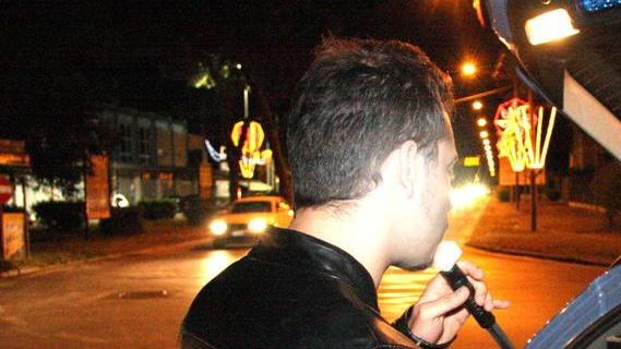 Fermato ubriaco alla guida del furgone L’accusa: «Ha offerto soldi ai poliziotti»