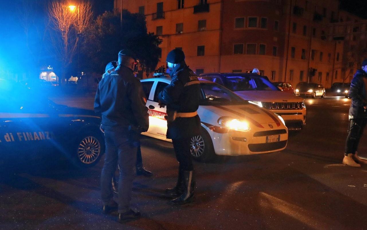 Viale Carducci, si ribalta dopo lo scontro