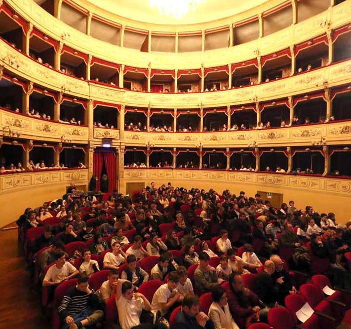 «Pochi punti di aggregazione peccato la chiusura del teatro» 