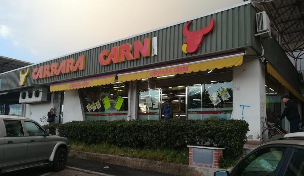 Picconate alla vetrina, furto da 10mila euro alla Carrara Carni 