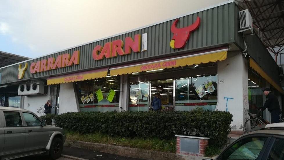 Picconate alla vetrina, furto da 10mila euro alla Carrara Carni