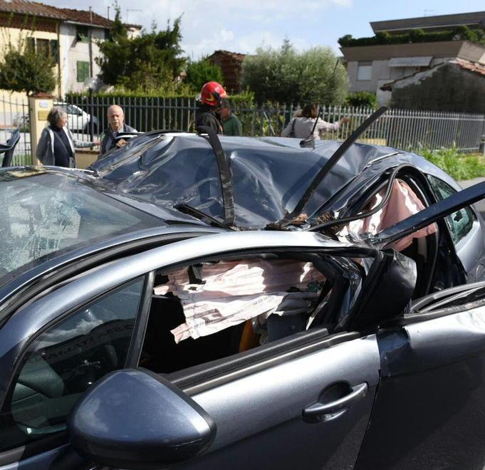 Pioppo schiaccia automobilista nei guai un dirigente comunale 