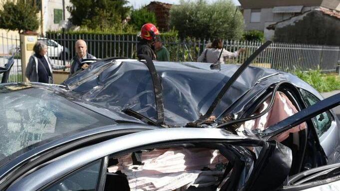 Pioppo schiaccia automobilista nei guai un dirigente comunale