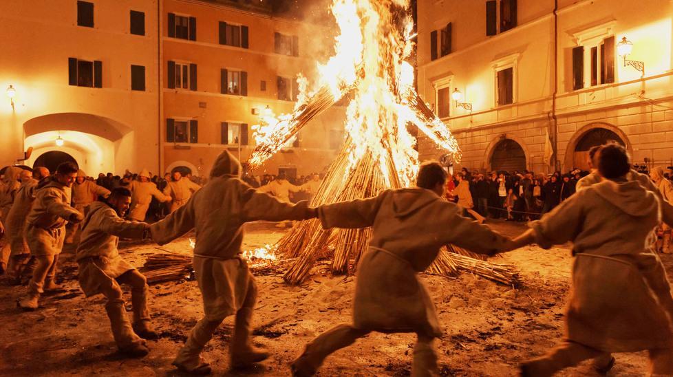 Pitigliano accende l’antico rito È la Torciata di San Giuseppe 