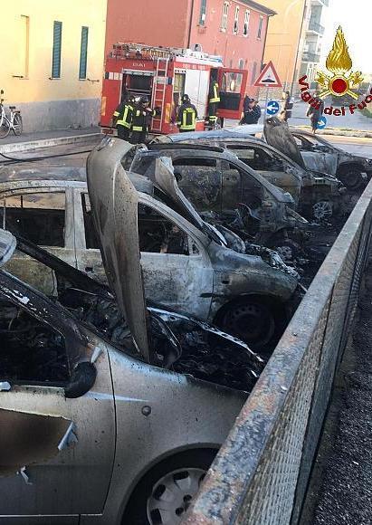 Rimosse con ordinanza le auto andate in fiamme