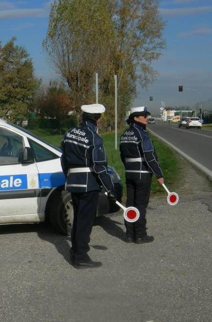 Non ha la patente giusta ma gira in moto: multa