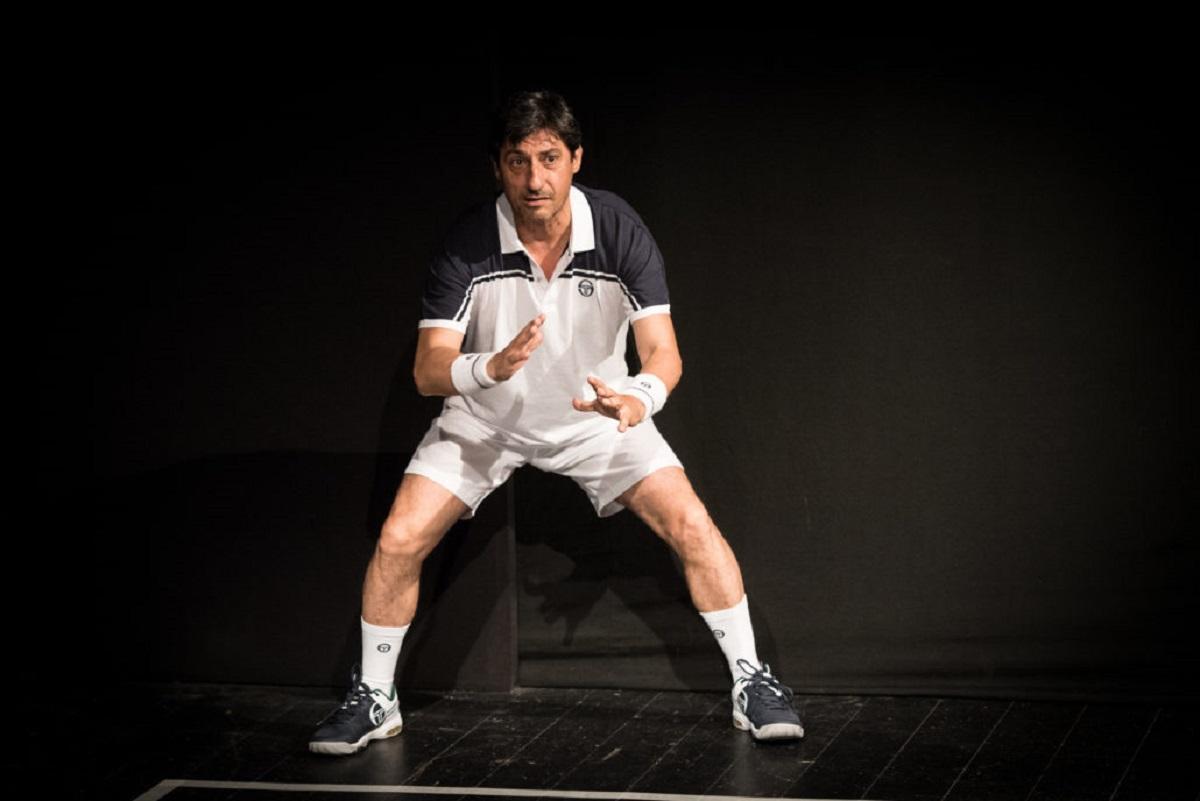 Emilio Solfrizzi porta in scena la vita sportiva di Roger Federer 