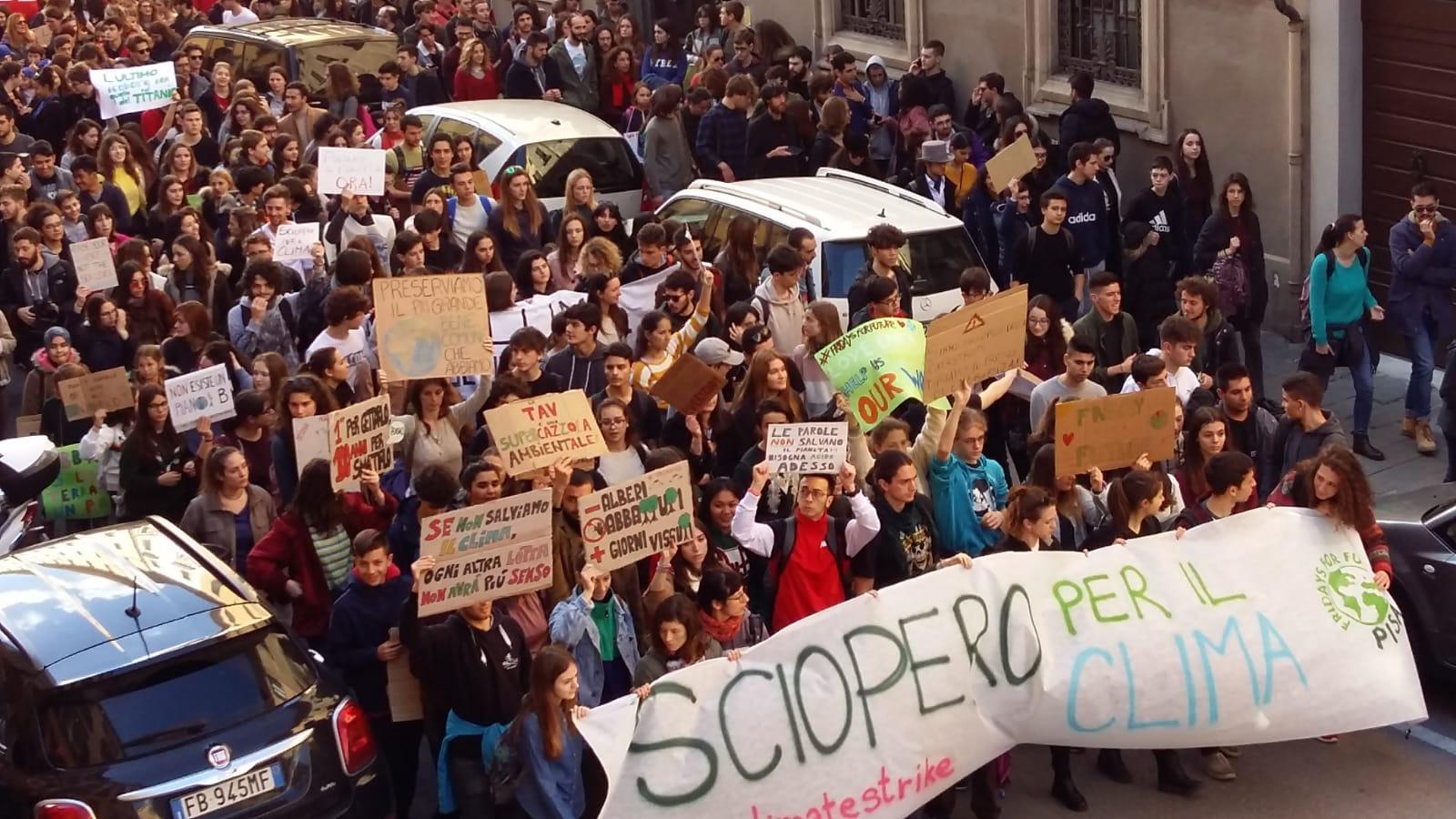 In cinquemila sfilano in centro a Pisa per l'ambiente - Video