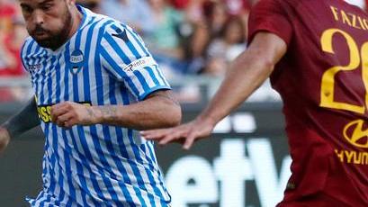 Petagna affrontato da Fazio nel match d'andata fra Spal e Roma